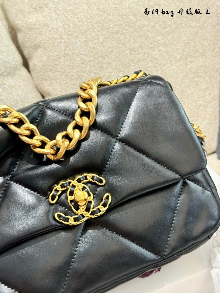 p240
Recently beloved Chanel 19 bag small size 0
This bag truly combines casualness, laziness, and delicacy, making it easy to match with various styles of clothing and a fashionable item that will make you the center of attention in different occasi...