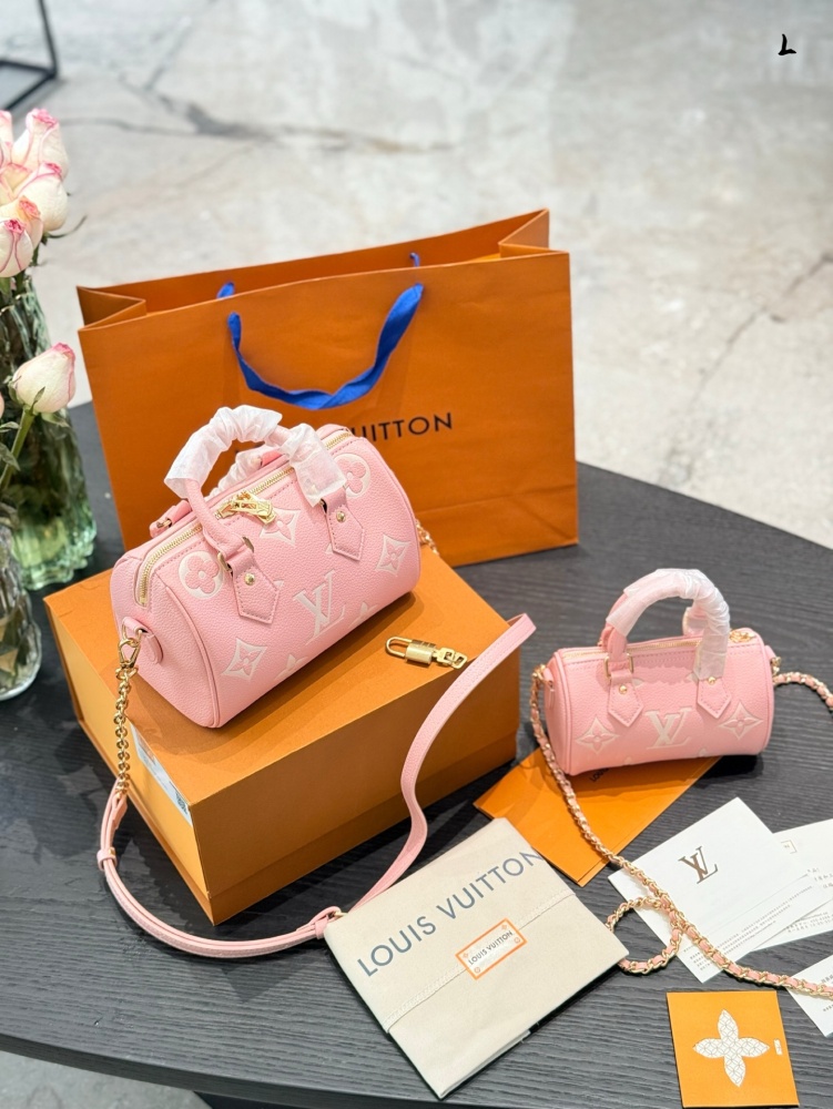 p245p225
Mini Speedy++Milk like Cute to the Heart~
Speedynano~exudes an unparalleled sense of luxury amidst its compact size~The perfect combination of pure black surface and LV white large print endows this bag with unique beauty traits, like the br...