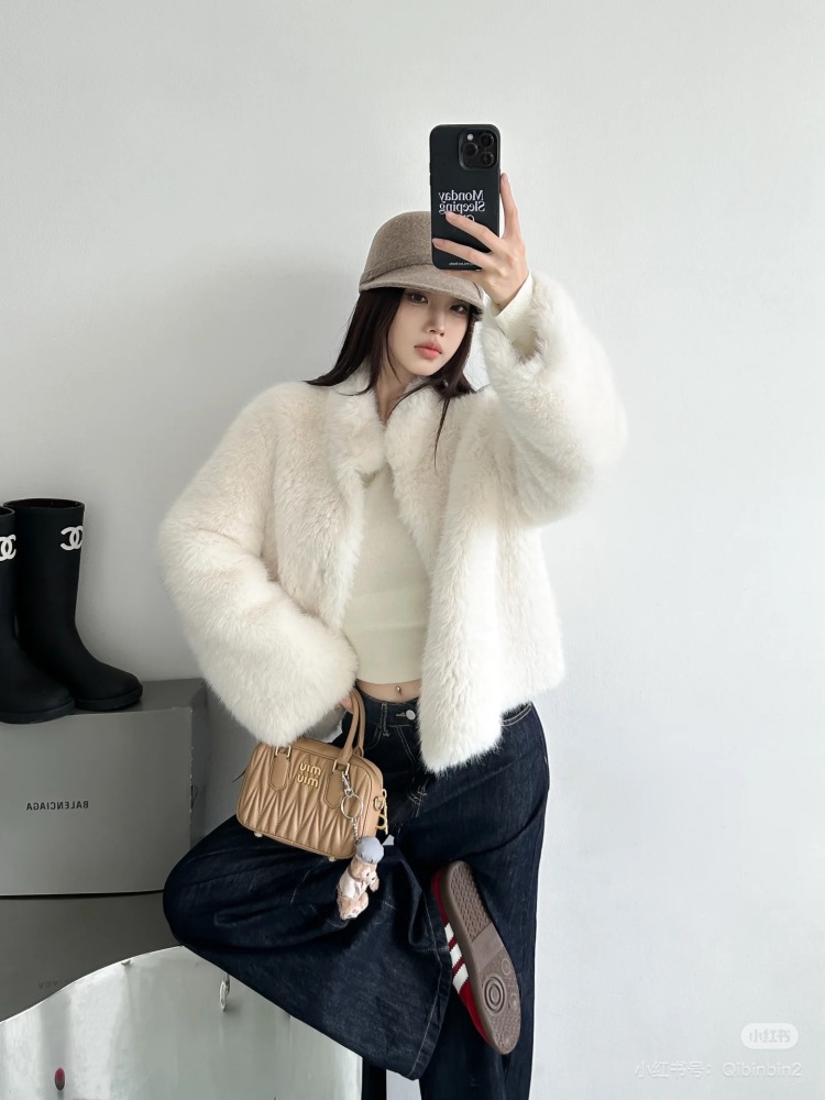 I really love repeatedly, go bowling at Miumiu“
Love at a glance The miumiu bowling ball that has been popular lately is a bag that both Zhang Yuanying and Yang Chaoyue love to carry
Black and pink pairing is both cool and luxurious
It's really har...