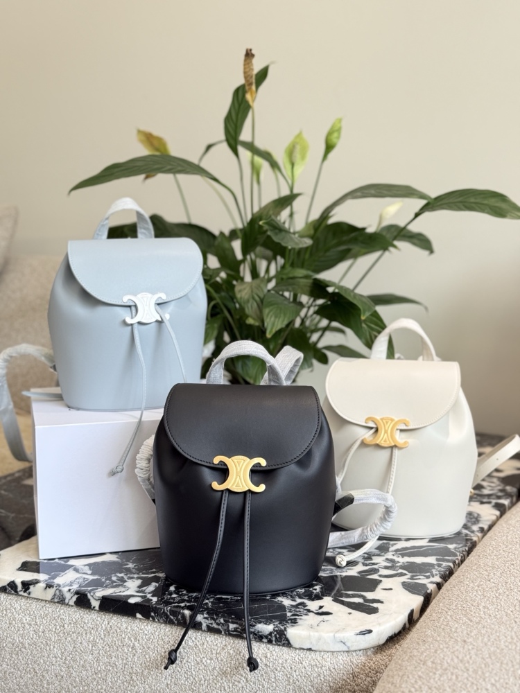 p250
The CELINE new small book bag B has been planted with grass
CELINE's new small backpack is a bit easy to carry!  ! ! New backpack BONNIE
Compared to the previous bag, it has a wider and fuller shape. The Cb Triumphal Arch buckle's support hit me...