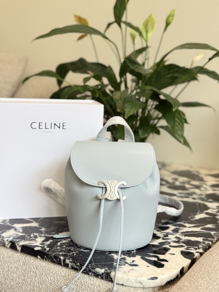 p250
The CELINE new small book bag B has been planted with grass
CELINE's new small backpack is a bit easy to carry!  ! ! New backpack BONNIE
Compared to the previous bag, it has a wider and fuller shape. The Cb Triumphal Arch buckle's support hit me...