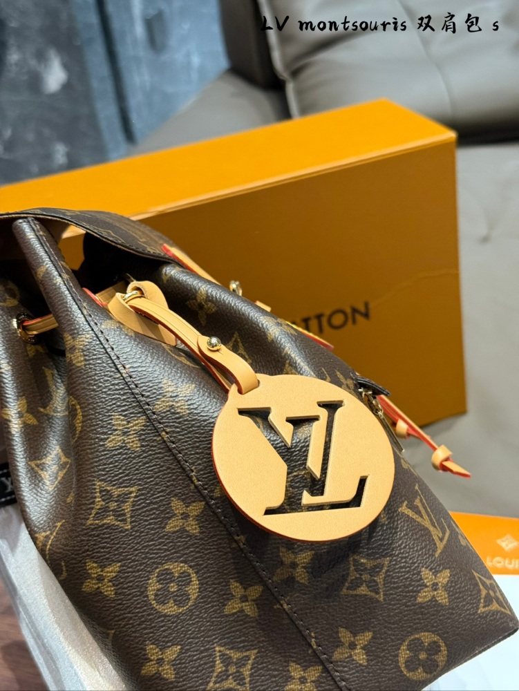 p270
LV Black/Brown Old Flowers Montsouris PM!
This Montsouris PM is a brand new elegant backpack that features
Monogram canvas and cowhide production, paired with Louis Vuitton's collection of buckles and leather ties.
The backpack design is practic...