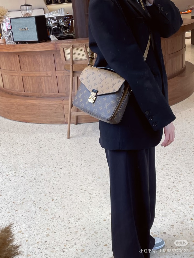 The first big brand bag in life, just choose the LV postman bag
Baozi, today we must give everyone the LV mailman bag! If you're struggling with what to buy for your first big brand handbag in life, it's definitely the right choice~
10 classic Monogr...