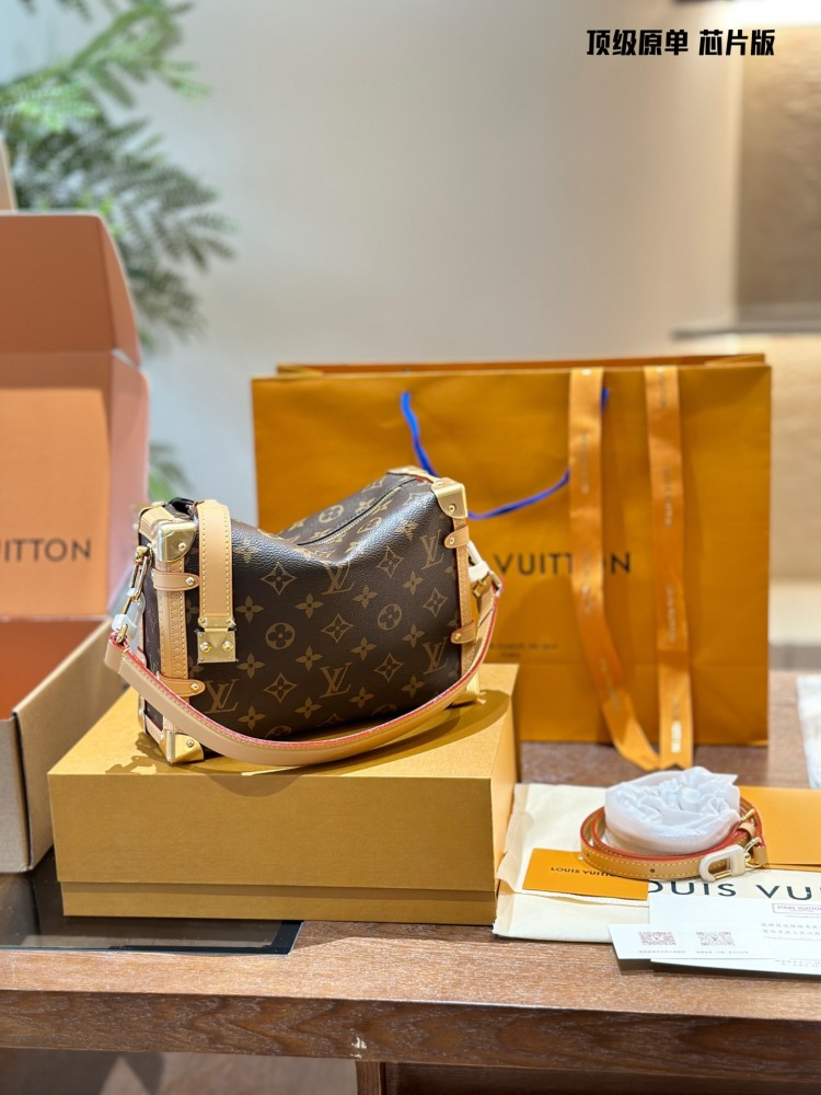 P370 top-level original single all steel hardware chip scan code
LV small box bag that incorporates some futuristic feel
I personally love the 2024 vacation series so much. The futuristic fashion in science fiction movies has a visual effect, so I co...