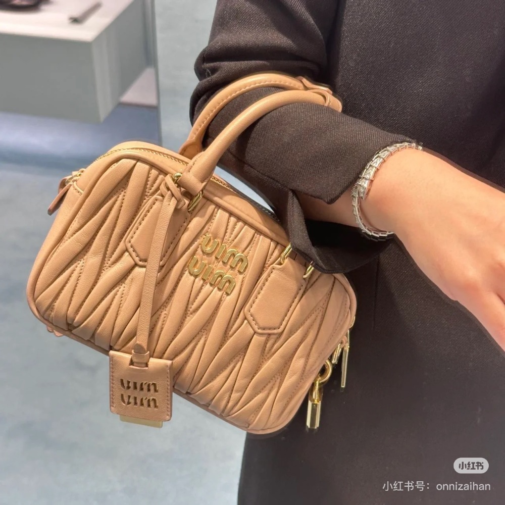 I really love repeatedly, go bowling at Miumiu“
Love at a glance The miumiu bowling ball that has been popular lately is a bag that both Zhang Yuanying and Yang Chaoyue love to carry
Black and pink pairing is both cool and luxurious
It's really har...