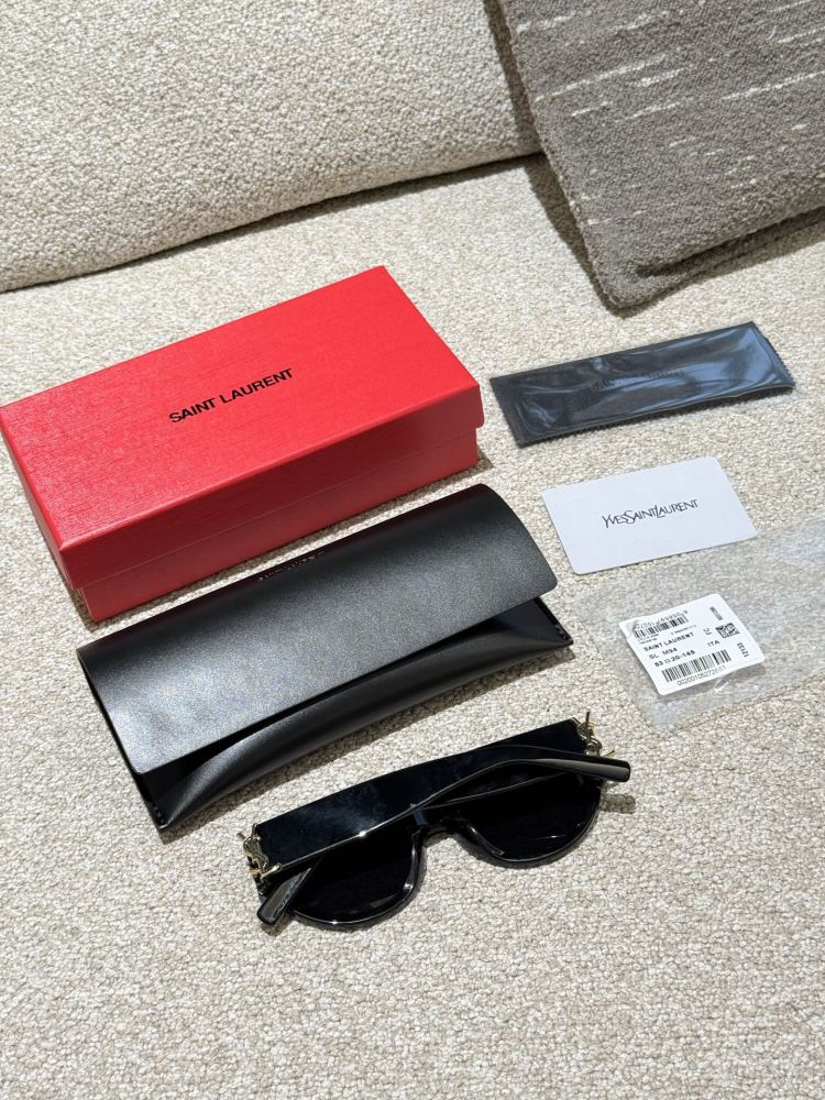 p220
Ms. Luo Jie, ROSE's original sunglasses! Who knows the cool temperament of milk! ROSE wears YSL sunglasses for both hard photos and private servers~
With the addition of event evening gowns, it exudes charm and sensuality, effortlessly becoming ...