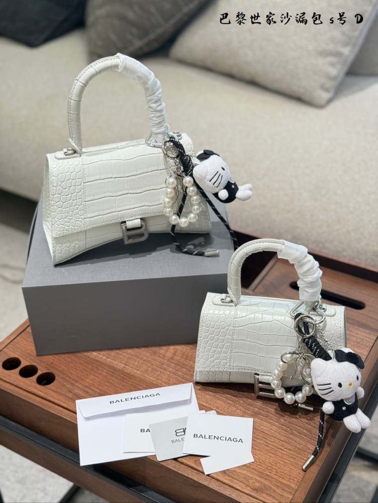 P269 pendant ? twenty
Balenciaga crocodile Balenciaga Parisian family hourglass
Balenciaga Balenciaga Hourglass Golden Button Crocodile Pattern Leather Hourglass Bag Handheld Shoulder Bag for Women
Balenciaga hourglass bag is like a dream come true...