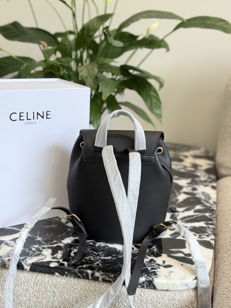 p250
The CELINE new small book bag B has been planted with grass
CELINE's new small backpack is a bit easy to carry!  ! ! New backpack BONNIE
Compared to the previous bag, it has a wider and fuller shape. The Cb Triumphal Arch buckle's support hit me...