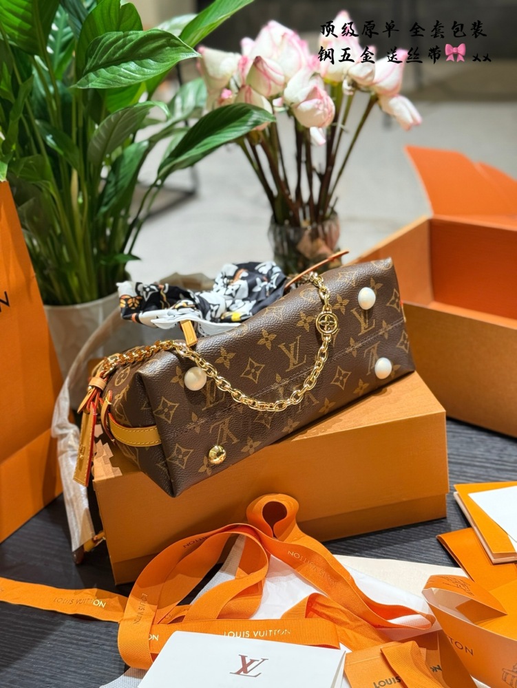 p285
New Carryall BB
The description of catfish whiskers and big gold chain babies is too appropriate. LV gold chain is really beautiful
Xiaobaa thinks that the new version of carryall has become cute, and she doesn't like the sisters with big bags, ...