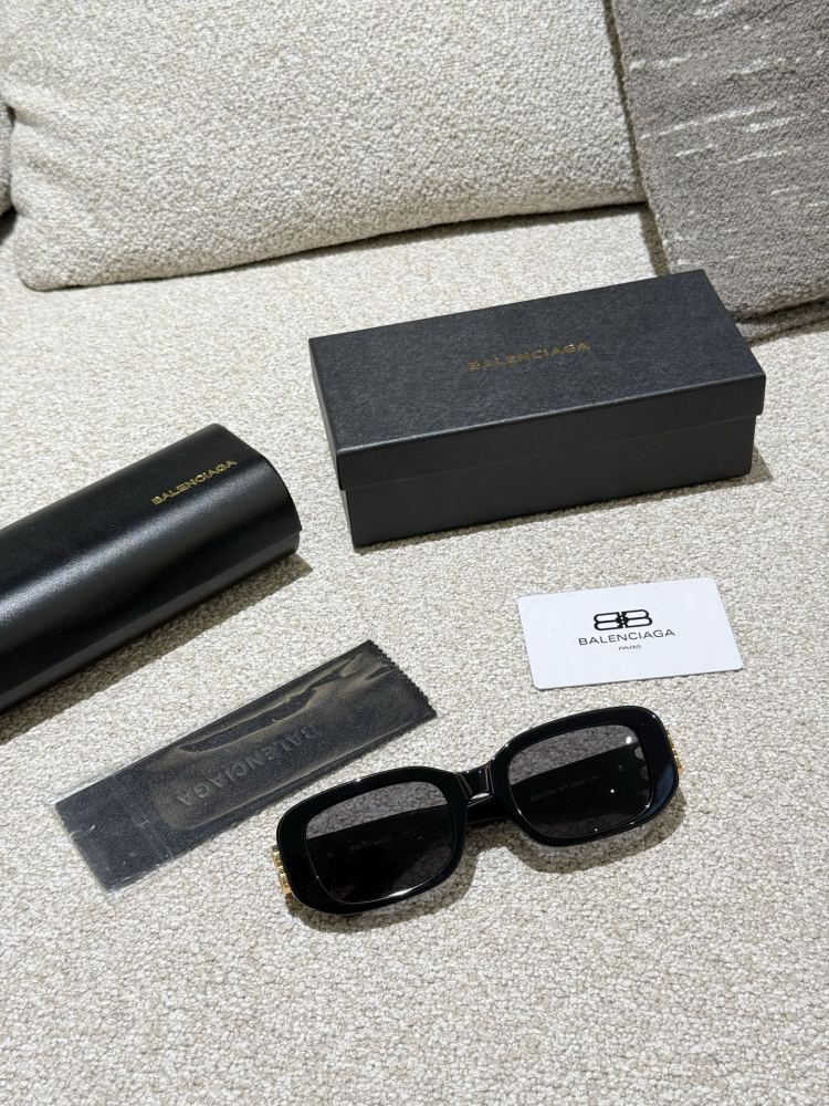 Balenciaga Sunglasses p210
I can't refuse a bit of suspicion. The same sunglasses as the celebrity look beautiful on my face!
I declare that the retro cat's eye sunglasses are the ancient god cat's eye+narrow frame which is really a Rocket combinatio...