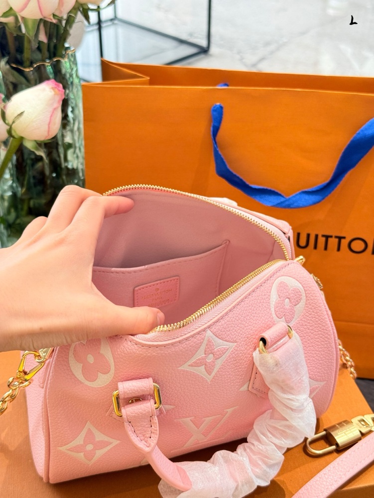 p245p225
Mini Speedy++Milk like Cute to the Heart~
Speedynano~exudes an unparalleled sense of luxury amidst its compact size~The perfect combination of pure black surface and LV white large print endows this bag with unique beauty traits, like the br...
