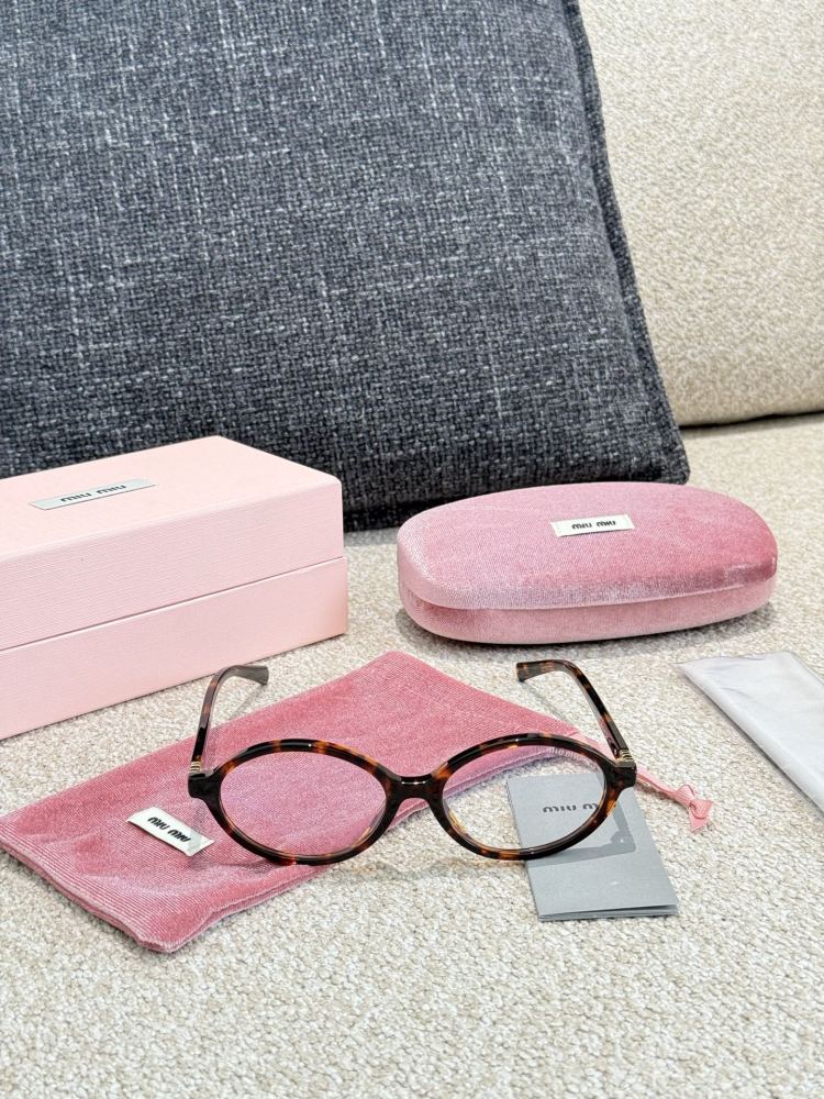 p195
Miumiu "nerd glasses, the same style as Ju Jingyi, look great
Bookworms have been trending lately, Miumiu3000+， It's just a small pair of glasses, can't a worker replace the entire flat version?
Many babies have compared several options and de...