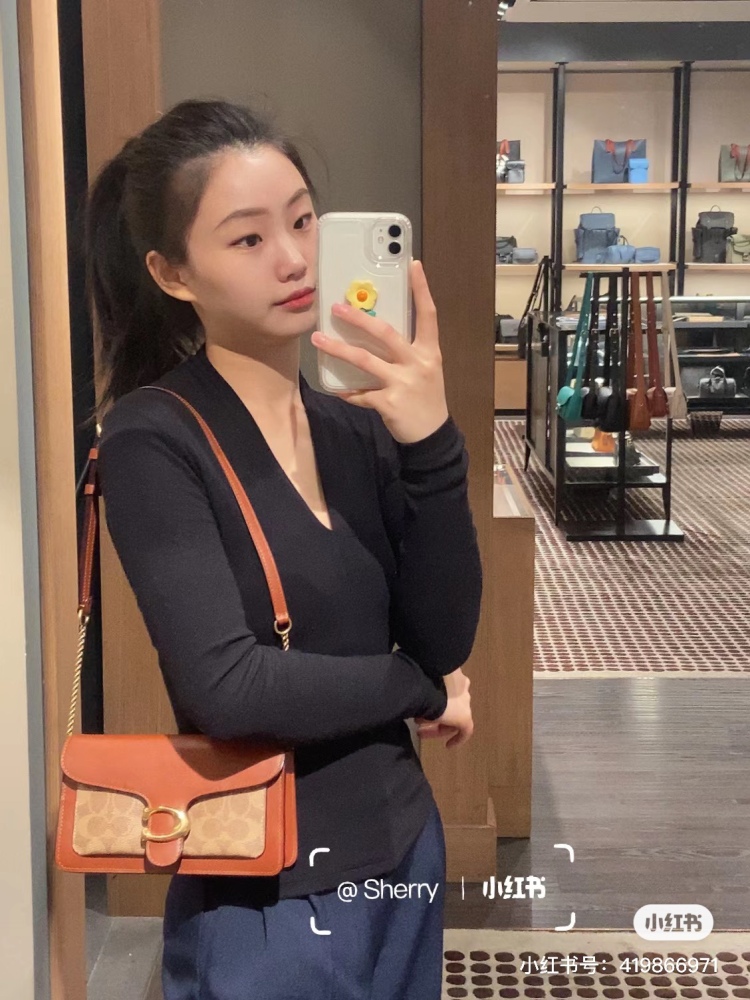 COACH Tabby Family New Member
That's right~The new member of tabby0, also known as the open hanging version, is an 18 centimeter mini version
The point that touched me this time is that Clogo's buckle is wrapped in full leather
The color tone of the ...