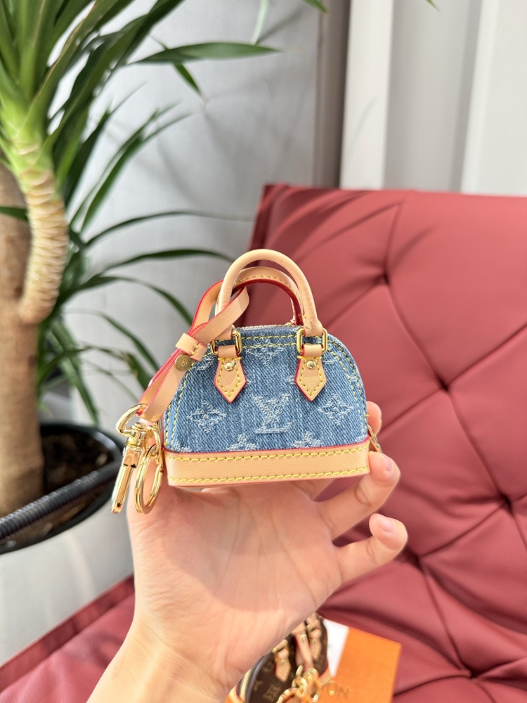 p185
LV mini wallet pendant is so cute