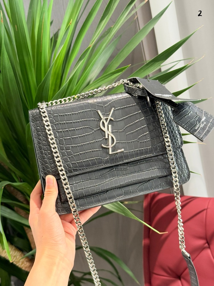 YSL sunset package plain weave P230 crocodile P240
This YSI black crocodile leather handbag is luxurious, elegant, unique and noble, showcasing fashionable taste. Crocodile skin material and exquisite design showcase extraordinary quality. Fashionabl...