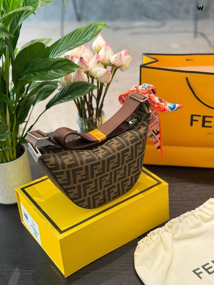 p225
Fendi unisex bag
2025 new Hobo classic trapezoidal design
Lightweight, with a zipper that can be worn on one shoulder or slanted back
16 × 20 folding box with ribbon gift