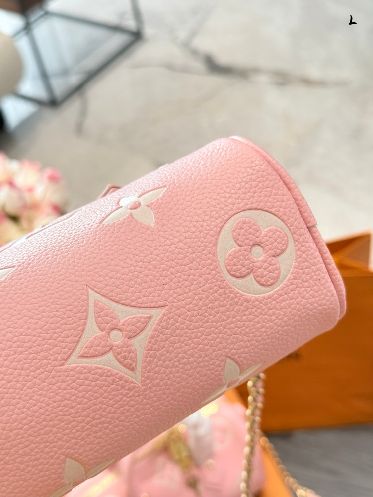 p245p225
Mini Speedy++Milk like Cute to the Heart~
Speedynano~exudes an unparalleled sense of luxury amidst its compact size~The perfect combination of pure black surface and LV white large print endows this bag with unique beauty traits, like the br...
