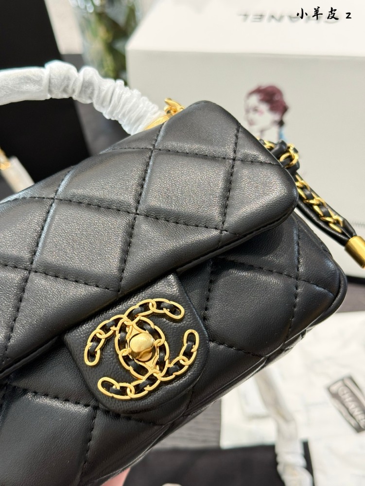 p300
High end nautical knot closure bag mini Chanel 25C early spring
Knot Cap Mini Black
New Chanel Sea Knot Cap Bag Relocation
19bag element coverage ensures elegance remains the same, while fashion remains unchanged~
Whether it's pairing with casua...