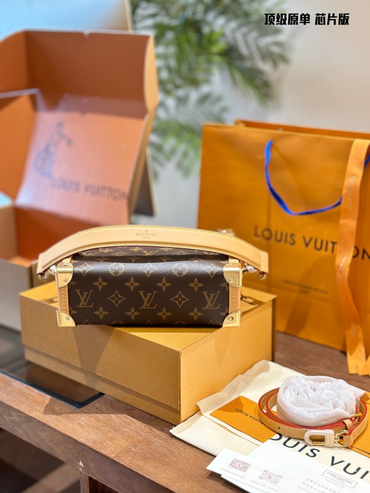 P370 top-level original single all steel hardware chip scan code
LV small box bag that incorporates some futuristic feel
I personally love the 2024 vacation series so much. The futuristic fashion in science fiction movies has a visual effect, so I co...