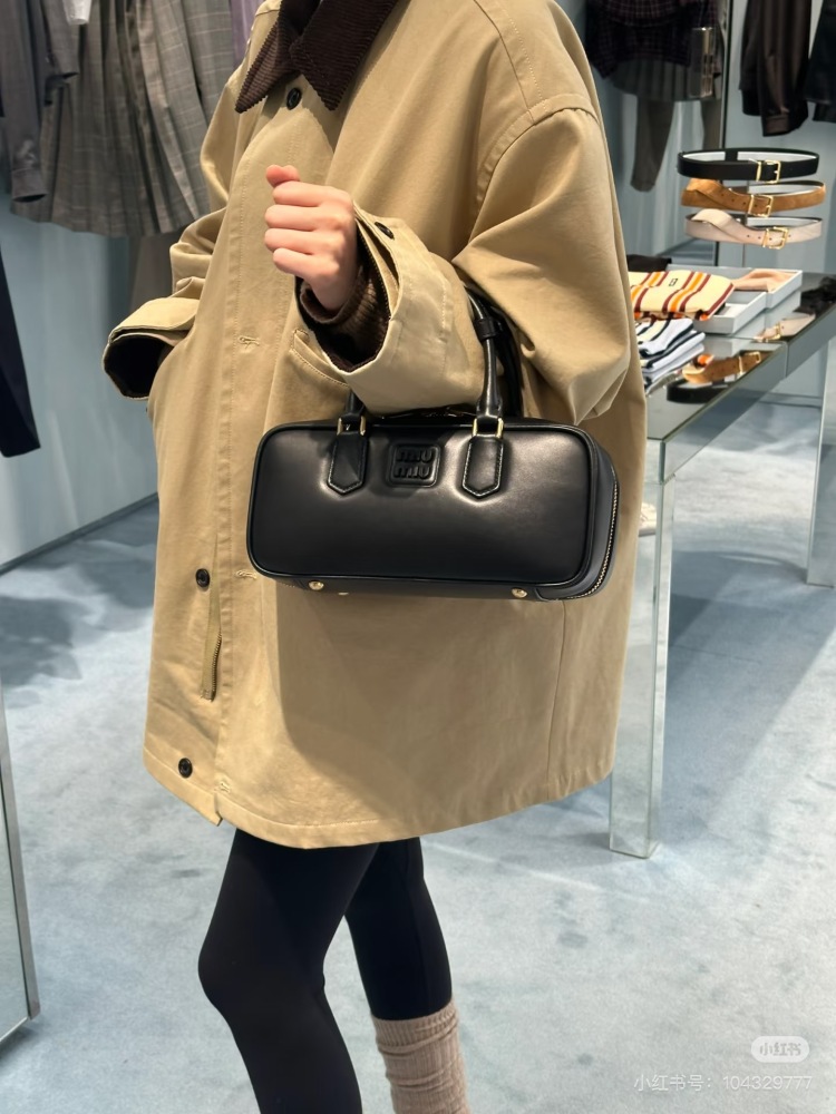 The classic of miumiu black bowling