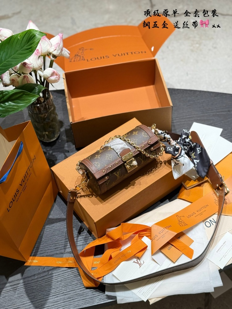 Lv Papillon Babillon p375
Injecting contemporary charm into Louis Vuitton's traditional style, retro elements have been added. The edging is surrounded by a circle of Lv logo, and the details are very exquisite and durable. The chain and shoulder str...