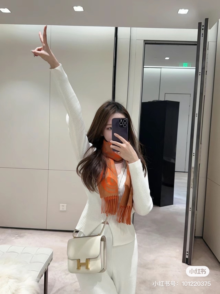 Pure white moonlight. ）Zhao Lusi's same Aisi Kangkang milkshake white out Hermes Kangkang 19 10 milkshake platinum buckle Epsom leather
Share a bag of the same style as Zhao Lusi, Hermes Kangkang Milk Shake White.
The Hermes Concon carried by Ruth ...