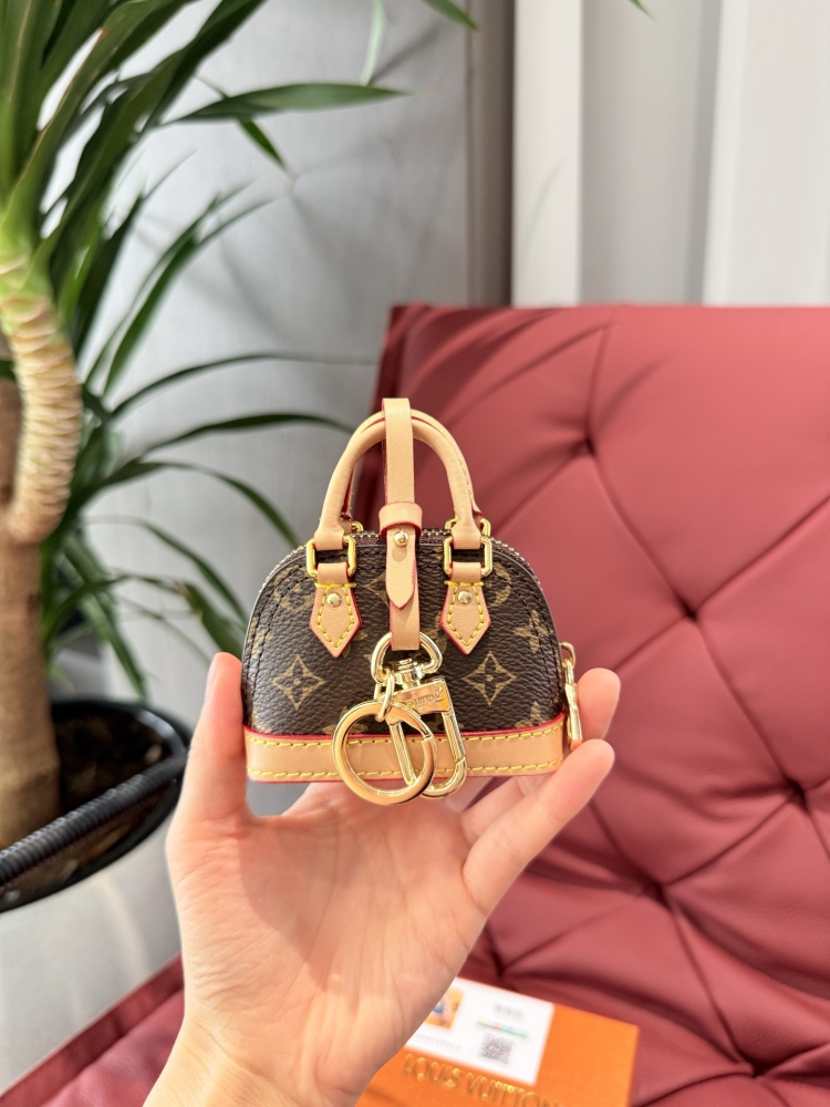 p185
LV mini wallet pendant is so cute