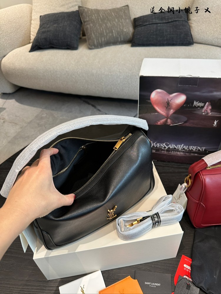 YSL Pillow Bag P270
Camera Supply bag_ Lunch box bag
This handbag is a spacious shoulder bag with a cowhide leather base and a soft body. Made of Napa cowhide leather, with zipper closure, this hammock features a stylish design that looks great on bo...
