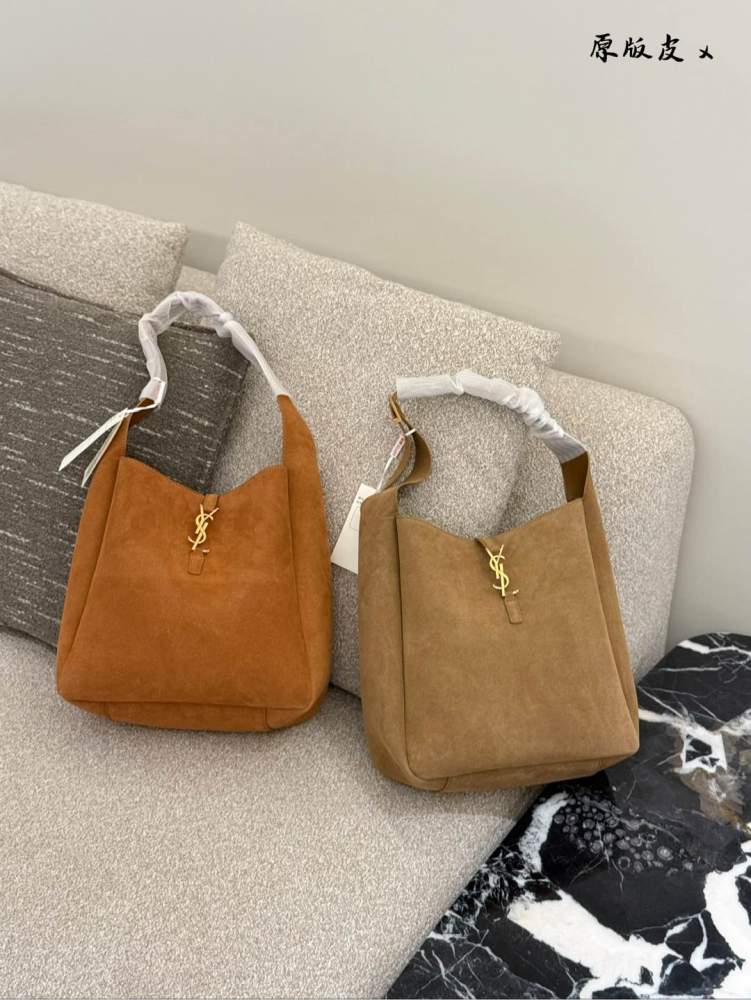 p330
Ysl's stylish and practical Hobo handbag is here~
LE 5A7 Underarm Bag Hobo Handbag, Same Style Hobo as Korean Star!! The underarm bag that exploded this year, Y Home, although late, has arrived! The outline of the bag is simple and three-dimensi...
