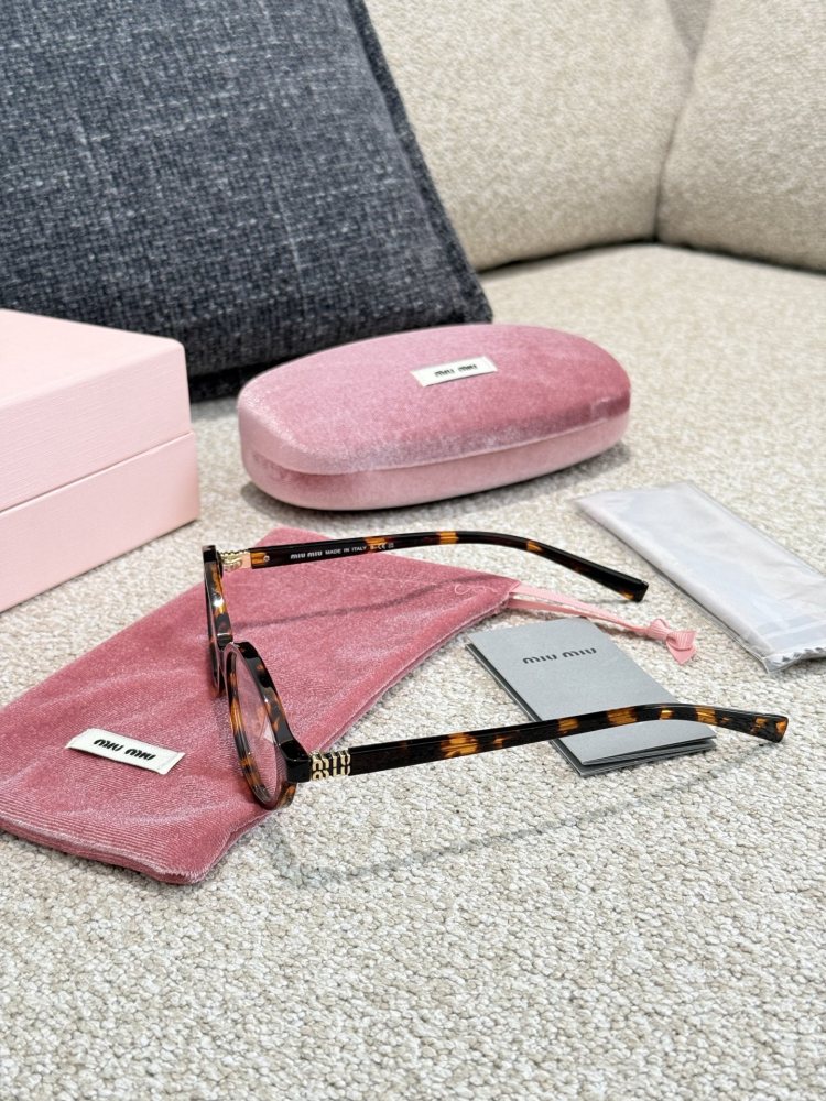 p195
Miumiu "nerd glasses, the same style as Ju Jingyi, look great
Bookworms have been trending lately, Miumiu3000+， It's just a small pair of glasses, can't a worker replace the entire flat version?
Many babies have compared several options and de...