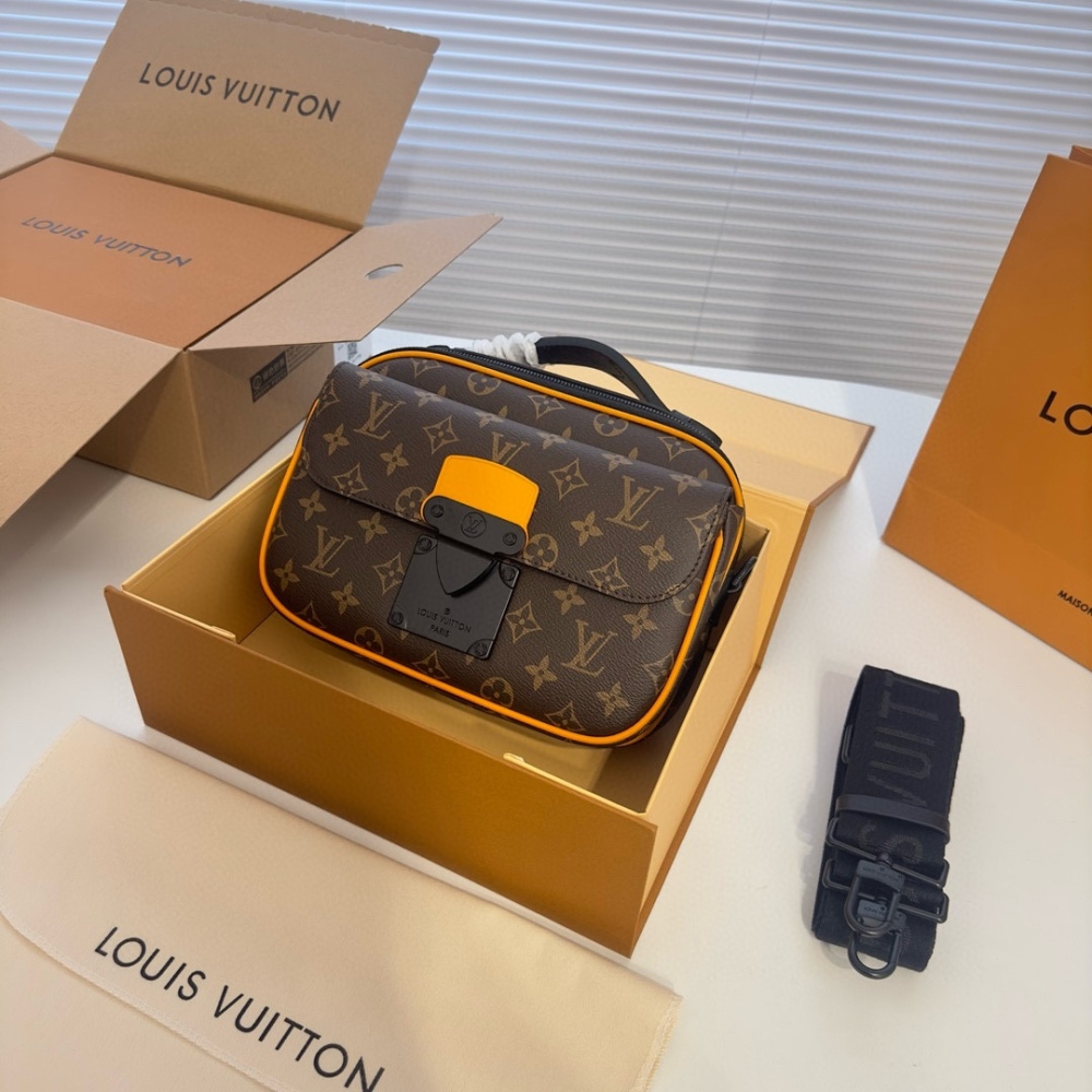 M45806 Classic Black Flower Postman Bag
Complete packaging ?? aircraft ?? Box size 24 seventeen point six
LV Slock Black Flower Postman Bag
? Top Original Order
Cool and versatile, fashionable and trendy
A style suitable for both men and wo...