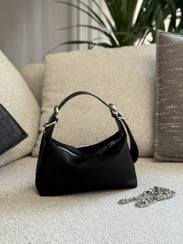 P185 upgraded version with cowhide wrist
This Prada vintage dumpling lunch box bag is also great, with a cool dark style and some cute attributes suitable for street photography. It is a classic nylon parachute material that is waterproof and durable...
