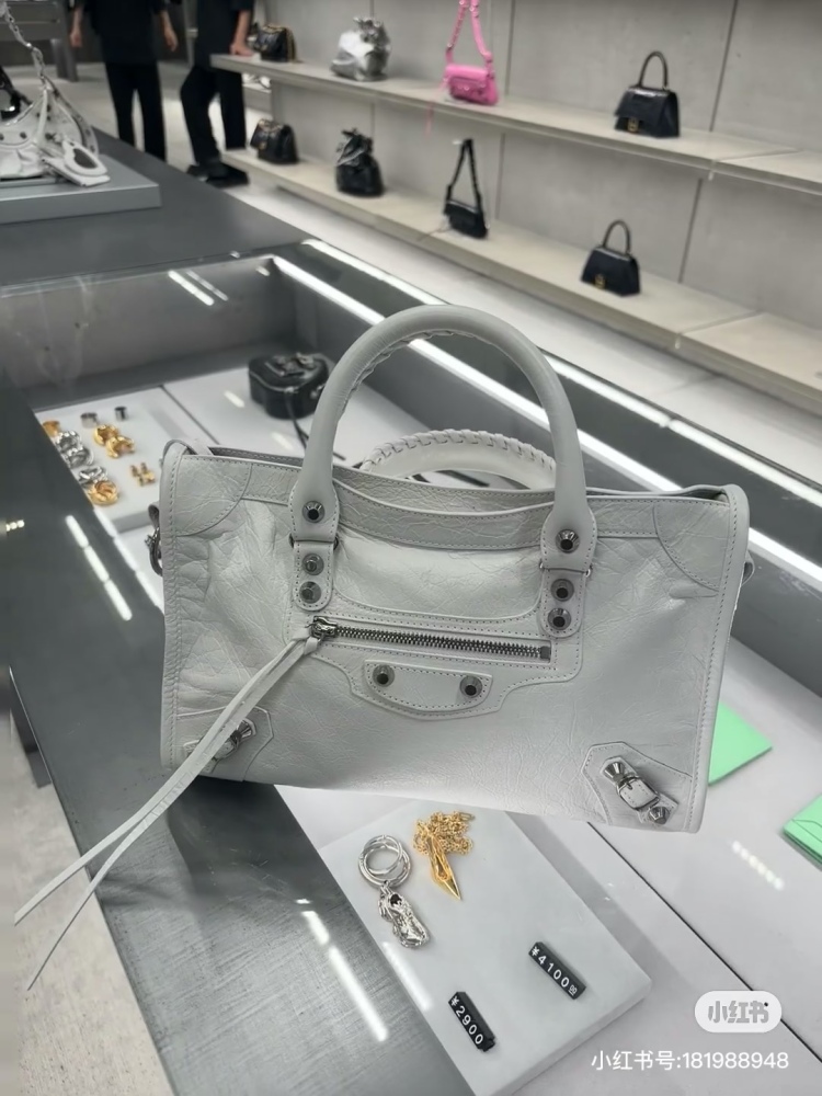 Balenciaga motorcycle silver is so handsome!!! Motorcycle bags will really be loved forever
A locomotive with a silver buckle will appear cool and aloof. C0o
Laziness comes naturally. The motorcycle bag can be equipped with a casual and free spirited...