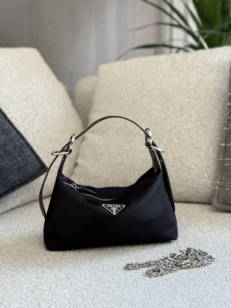 P185 upgraded version with cowhide wrist
This Prada vintage dumpling lunch box bag is also great, with a cool dark style and some cute attributes suitable for street photography. It is a classic nylon parachute material that is waterproof and durable...