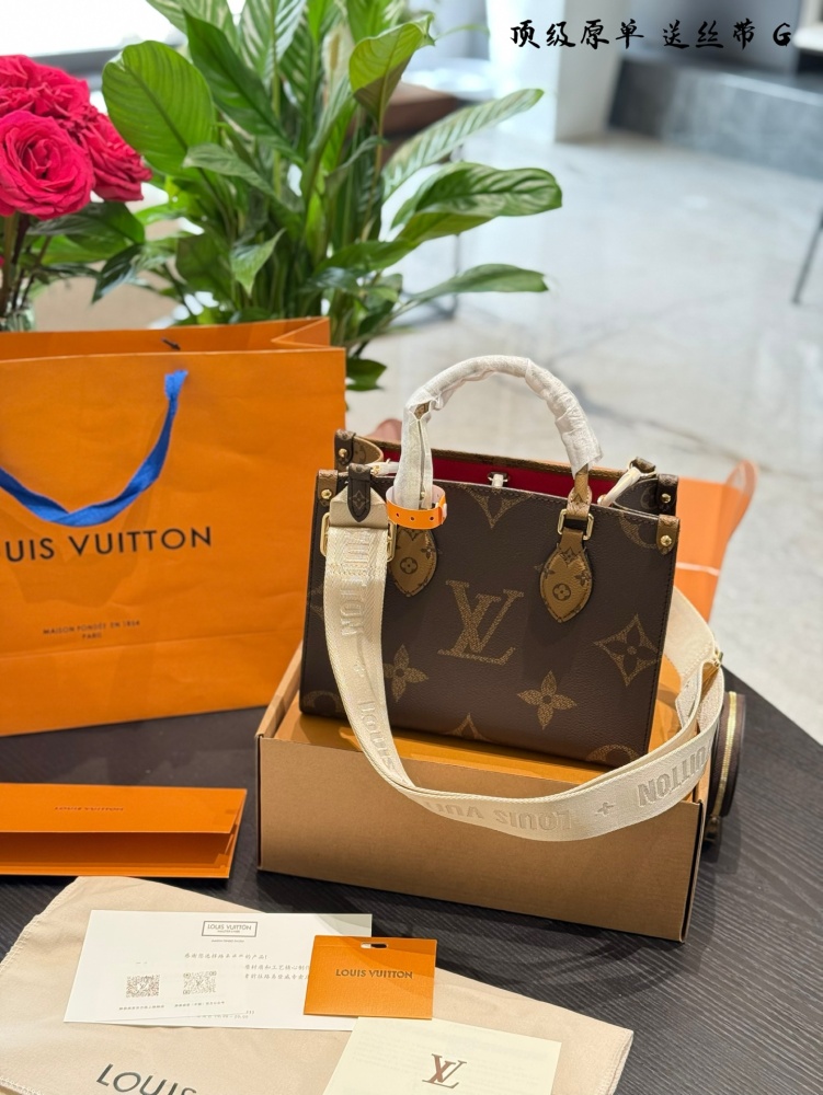 P334 all steel hardware
Original quality jungle bag Lv A/B side spray painting on thego mommy bag, the king of cost-effectiveness. This is an amazing bag shape, inspired by the street brand that parodies Lv. Once upon a time, Louis Vll litton would n...