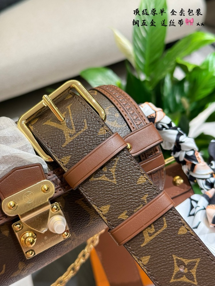 Lv Papillon Babillon p375
Injecting contemporary charm into Louis Vuitton's traditional style, retro elements have been added. The edging is surrounded by a circle of Lv logo, and the details are very exquisite and durable. The chain and shoulder str...