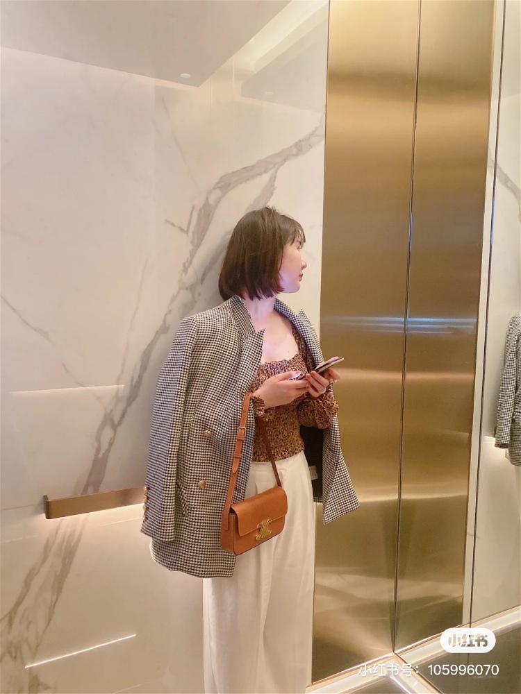 Celine Arc de Triomphe Underarm Bag | Upper Body Picture
The long delayed upper body image is here+
To be honest, it's truly fragrant+
This is just for the sake of observation. When it comes to the small body, the capacity is actually quite large
Bas...