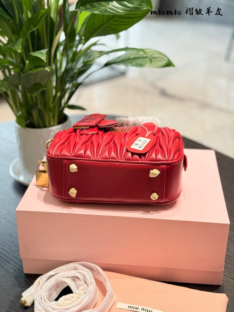 Miumiu Red Sheepskin P299
I rarely buy red bags, but if it's Miumiu, then ..
Can you wrap it up for me
Miumiu red mini bowling ball holder can be enlarged, mobile phone can be carried by hand, crossbody can be worn with a mirror, concave shape is ver...