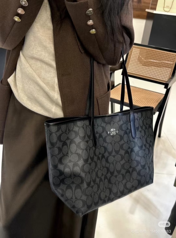 Coach Tote shopping bag
Coach's new tote shopping bag features a suction buckle design in the middle, classic PVC printed large capacity, and a zippered concealed pocket inside for storing items such as phones
