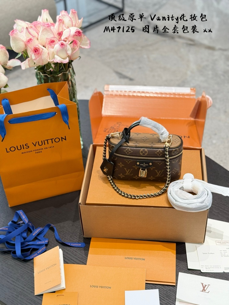 P320 Top Original Order Comes with Original Ribbon Gift
Lv's super popular makeup bag Vanity!   Crazy Grass Planting
Lv, the latest makeup bag from 2024, fully named VanityChain Pouch, has officially launched!    !  
This bag has a flatter body, and ...