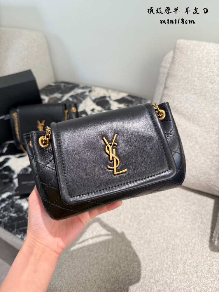 p310p365
YSL Lolita, which became popular across the internet as soon as it was released
YSL nolita Black Gold
Counter price: 10900 Size: 18x13x6
① Appearance:
Flip cover envelope style, with antique bronze gold YSL letter logo connected at the ope...