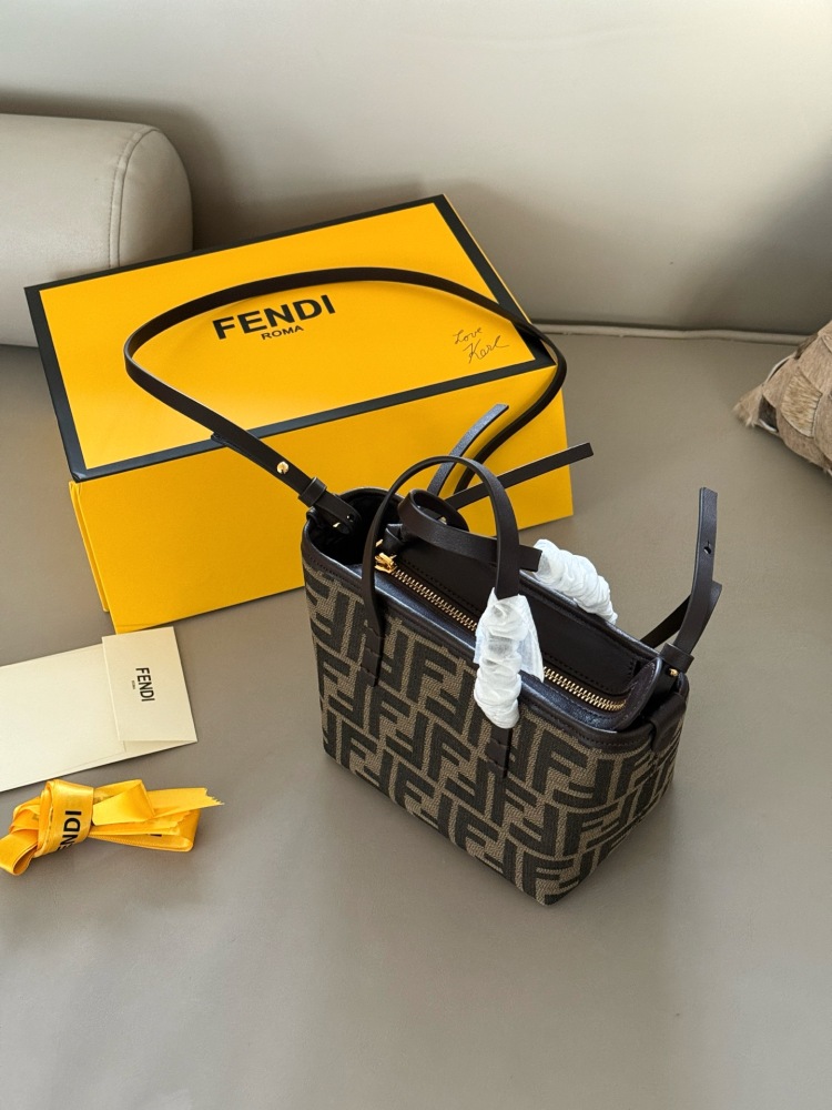 210 box
size：16*13cm
Fendi F Home
This small vegetable basket is really amazing,
I love it so much!
Full of vacation atmosphere,
Although it is small, it can also be packed very well,
A super lightweight small bag that can also be worn diagonally!