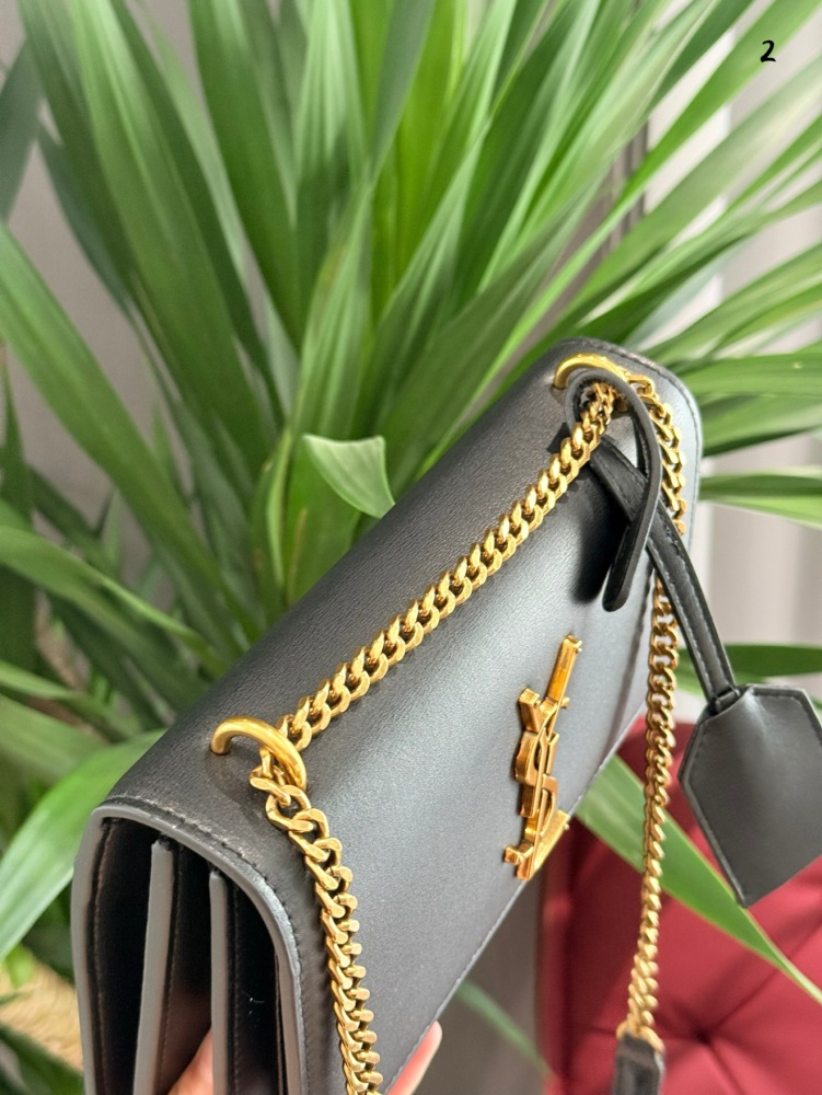 YSL sunset package plain weave P230 crocodile P240
This YSI black crocodile leather handbag is luxurious, elegant, unique and noble, showcasing fashionable taste. Crocodile skin material and exquisite design showcase extraordinary quality. Fashionabl...