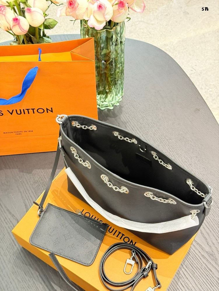 p270
LV Louis Vuitton's new chain shopping bag
size:28x22 
LV Louis Vuitton's new chain shopping bag
Equipped with two shoulder straps, can be carried by hand or slung diagonally~
The bag is equipped with a zero wallet buckle hook design, which is sa...