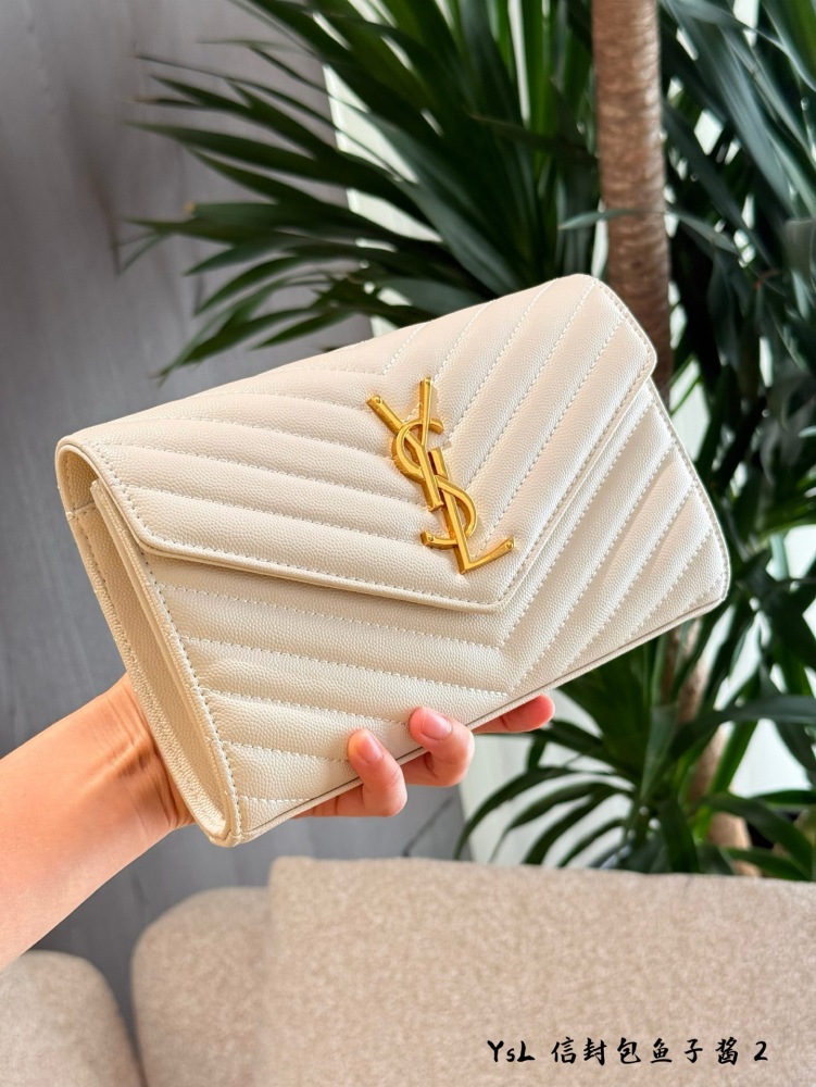 p230
YSL envelope woc | Elegant girl with visual sense of this YSL black gold chain
Top of the line with multiple celebrities
A classic bag that won't buy the wrong one!
I can't put it down when I get it!  Box packaging