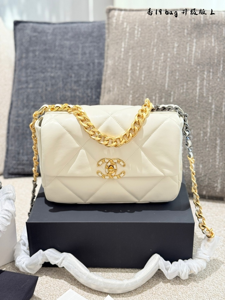 p240
Recently beloved Chanel 19 bag small size 0
This bag truly combines casualness, laziness, and delicacy, making it easy to match with various styles of clothing and a fashionable item that will make you the center of attention in different occasi...