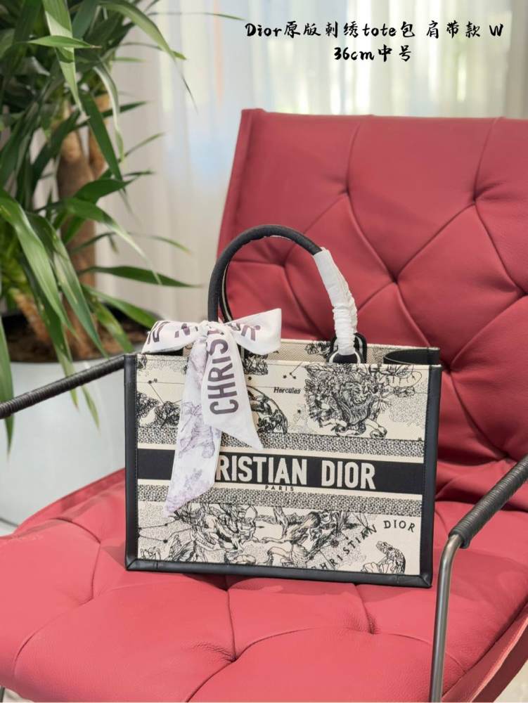 p275p295
Latest popular Dior tote inventory!
Book Tote
On the front, there is the "CHRISTIAN DIRO" logo, which has a high level of style and is the most recognizable in the Diro bag. Its old patterns and hand embroidery showcase retro craftsmanship a...