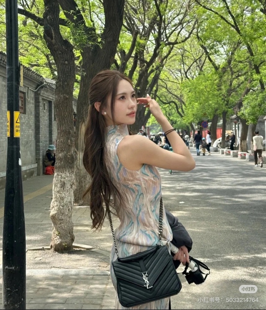 Saint Laurent College Black Silver Postman Bag | Durable and Versatile! The body of the bag is made of very soft calf leather
Classic yet versatile, fashionable yet exquisite
Same style for all major celebrities
The capacity is also very sufficient
C...