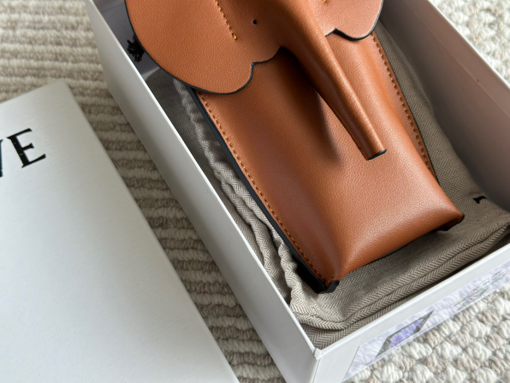 p200 
The full set of gift box packaging with top layer cowhide is cute and lovely. LOEWE elephant bag, phone bag, newly released by Luo Yiwei. This elephant phone bag really hits my girlish heart. It has a suitable capacity to hold a Promax sized ph...
