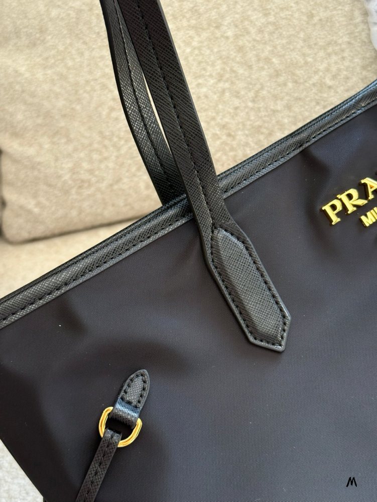 P230 leather matching
Prada's new nylon tote bag shopping bag mommy bag
New Nylon Tote Bag Shopping Bag Mommy Bag 1BG527
24K pure gold electroplated hardware
Ghost Head Cross Pattern Cowhide
Widening shoulder strap design makes single shoulder more c...